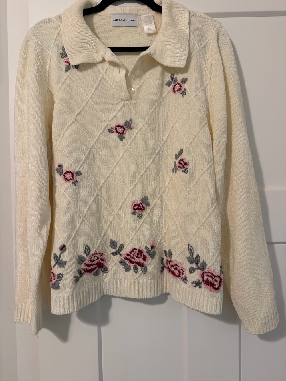 Vintage Alfred Dunner Cream V‑Neck Polo Sweater with Pink Rose Embroidery